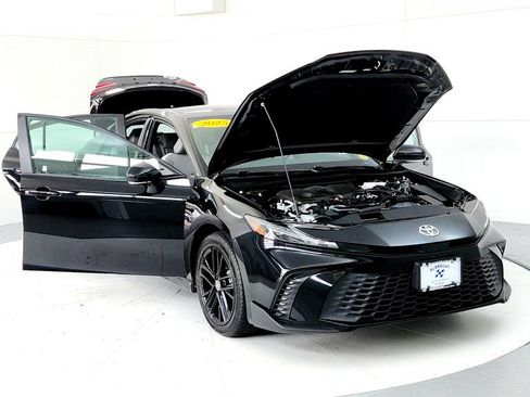 Used 2025 Toyota Camry SE w/ Convenience Package AWD/4WD image 9
