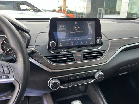 Used 2025 Nissan Altima 2.5 SV FWD image 11