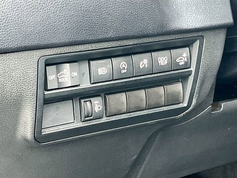 Used 2022 Toyota Tundra SR5 w/ SR5 Convenience Package AWD/4WD image 10