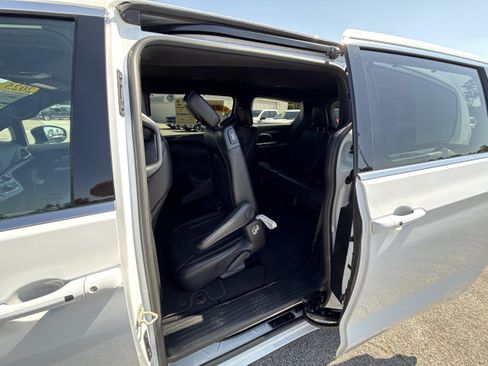 Used 2025 Chrysler Pacifica Select FWD image 22