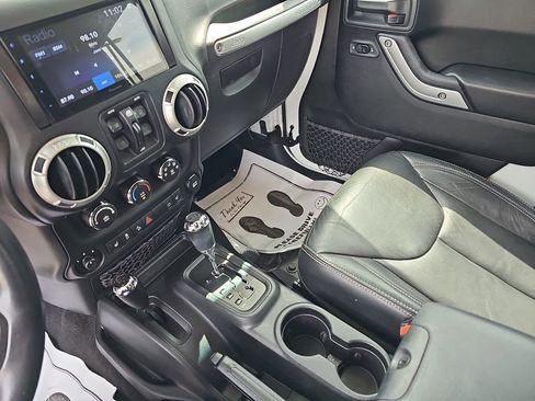 Used 2018 Jeep Wrangler Unlimited Sahara w/ Connectivity Group AWD/4WD image 24