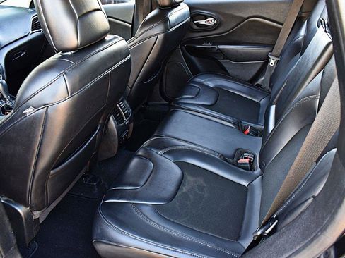 Used 2019 Jeep Cherokee Latitude Plus FWD image 17