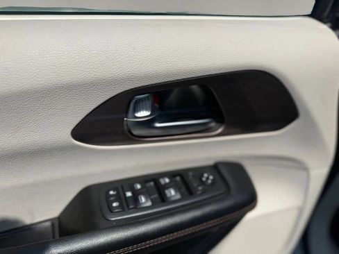 Used 2019 Chrysler Pacifica Touring-L FWD image 12