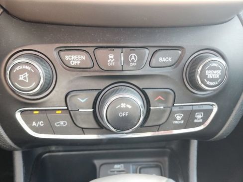 Used 2016 Jeep Cherokee Latitude FWD image 27