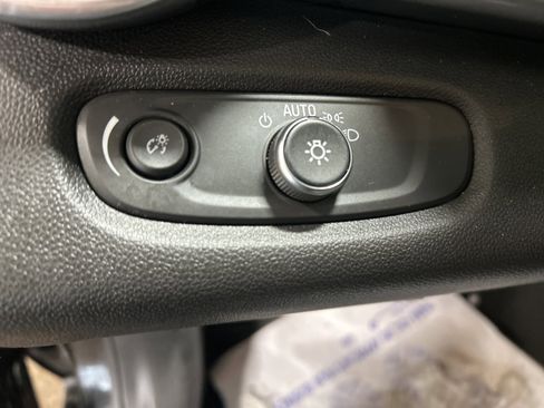 Used 2025 Chevrolet Trax LT w/ LT Convenience Package image 14