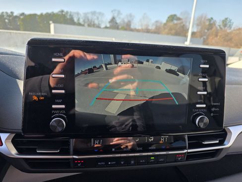 Used 2024 Toyota Sienna XLE image 18