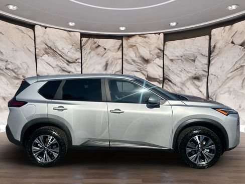 Used 2023 Nissan Rogue SV image 2