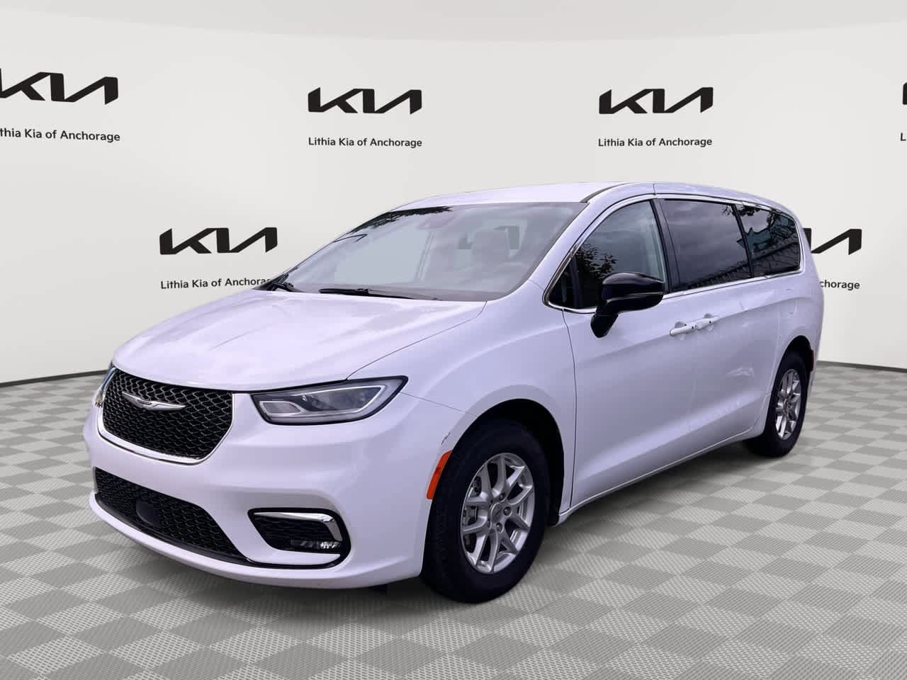 Used 2024 Chrysler Pacifica Touring-L FWD image 1