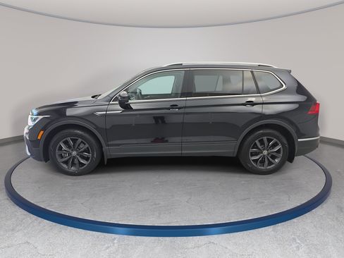 Used 2023 Volkswagen Tiguan SE w/ Panoramic Sunroof Package FWD image 8
