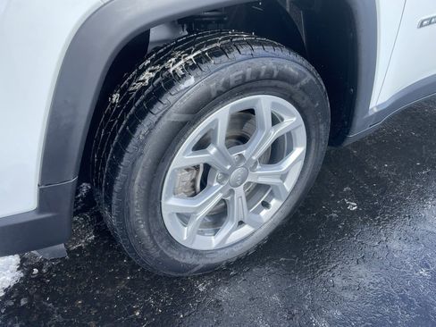 Used 2024 Jeep Compass Latitude image 3