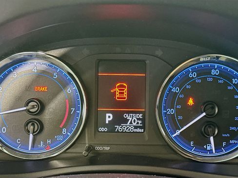 Used 2018 Toyota Corolla LE image 18