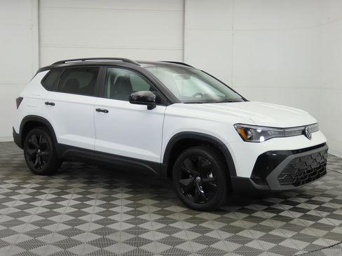 New 2026 Volkswagen Taos SE image 3