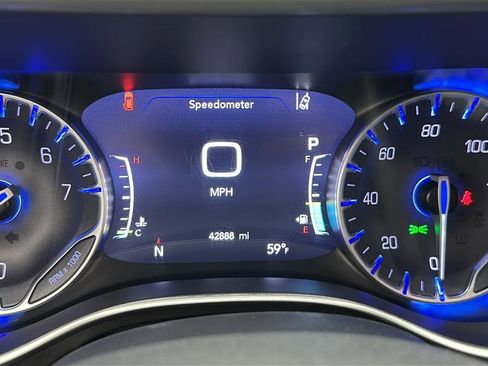 Used 2024 Chrysler Pacifica Touring-L FWD image 19