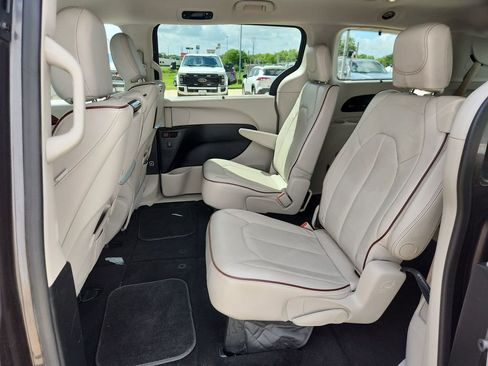 Used 2018 Chrysler Pacifica Limited w/ Advanced Safetytec Group FWD image 14