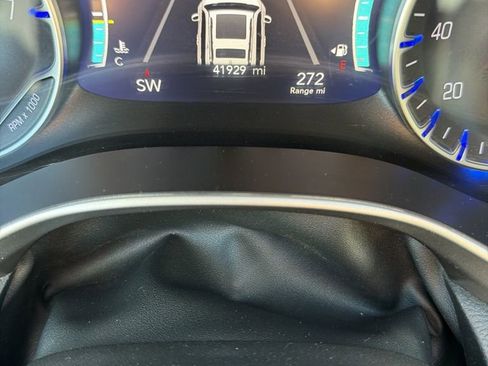 Used 2024 Chrysler Pacifica Touring-L image 10