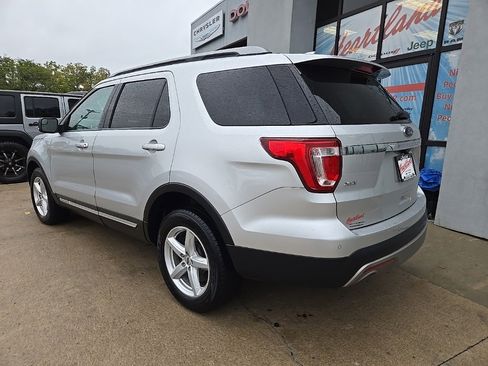 Used 2017 Ford Explorer XLT image 10