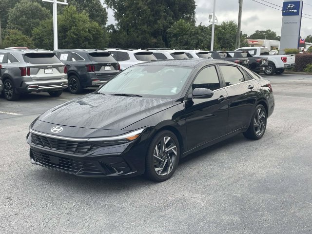 Used 2025 Hyundai Elantra Limited FWD image 4