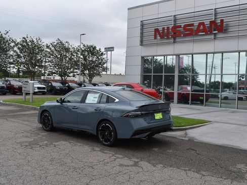 New 2026 Nissan Sentra SR w/ Floor Mat Package FWD image 5