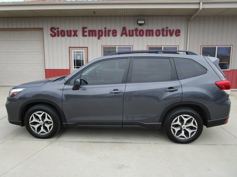 Used 2021 Subaru Forester Premium AWD/4WD image 2