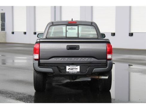 Used 2017 Toyota Tacoma SR5 RWD image 3