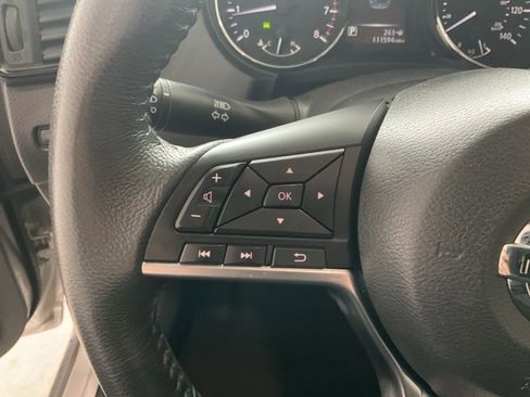 Used 2017 Nissan Rogue SV image 10