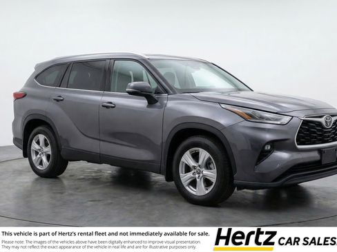 Used 2025 Toyota Highlander LE FWD image 1