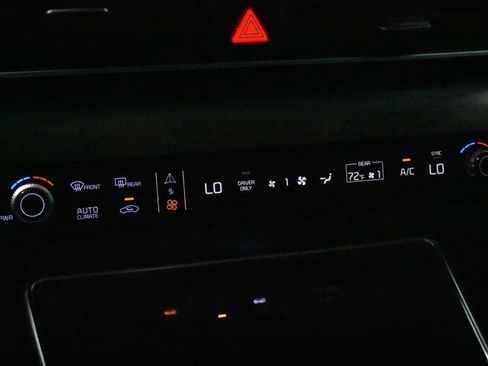 Used 2025 Kia Carnival EX FWD image 13