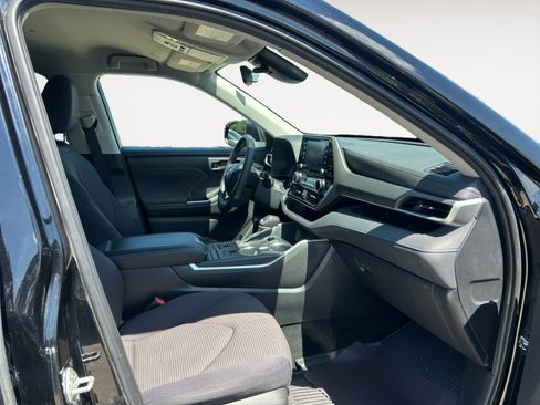 Used 2022 Toyota Highlander LE AWD/4WD image 15