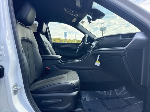 New 2025 Jeep Grand Cherokee Altitude image 10