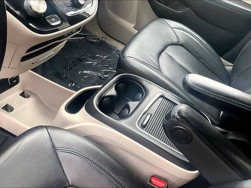 Used 2021 Chrysler Pacifica Touring-L FWD image 16