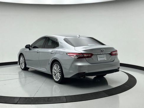 Used 2020 Toyota Camry XLE image 3
