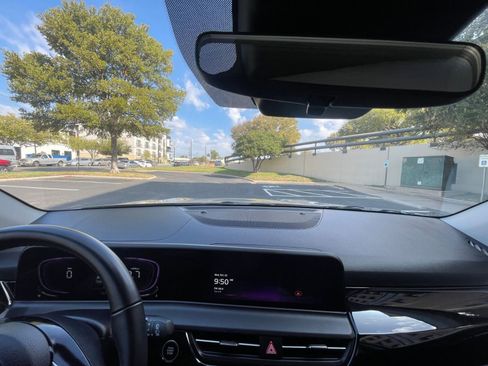 Used 2025 Kia Seltos S image 32