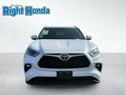 Used 2023 Toyota Highlander XLE FWD image 5