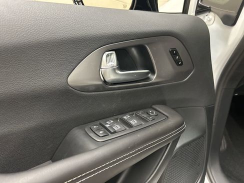 New 2026 Chrysler Pacifica Select FWD image 27