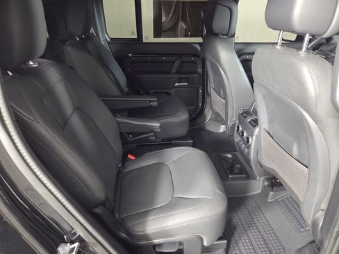 Used 2025 Land Rover Defender 130 X-Dynamic SE image 30