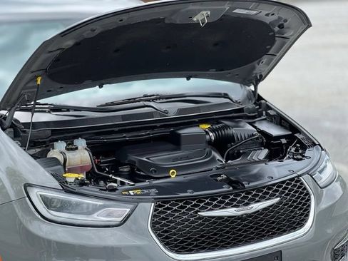 Used 2023 Chrysler Pacifica Touring-L FWD image 42