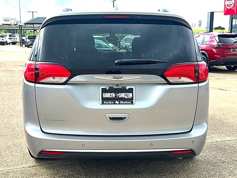 Used 2019 Chrysler Pacifica Touring-L FWD image 7