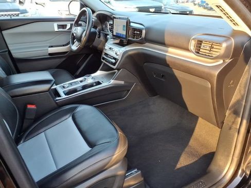 Used 2022 Ford Explorer XLT w/ Equipment Group 202A AWD/4WD image 27