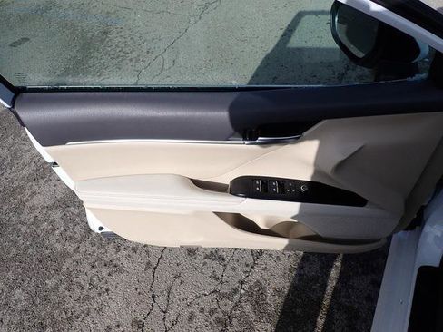 Certified 2019 Toyota Camry XLE image 19
