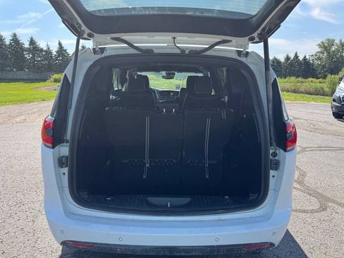 Certified 2024 Chrysler Pacifica Limited FWD image 16