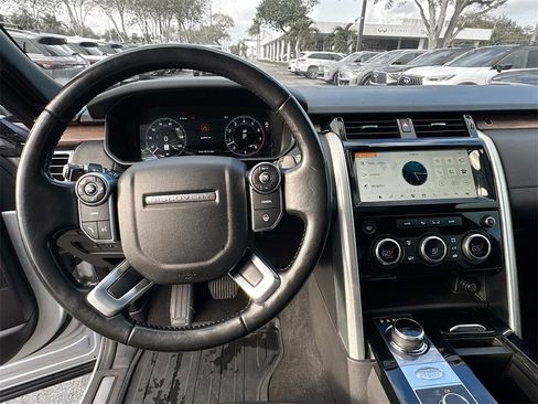 Used 2018 Land Rover Discovery HSE image 12