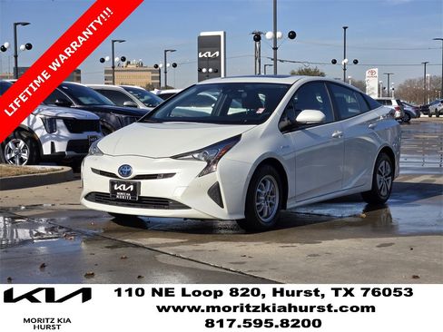 Used 2017 Toyota Prius Four image 2