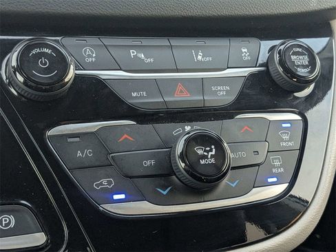 Used 2024 Chrysler Pacifica Touring-L image 16