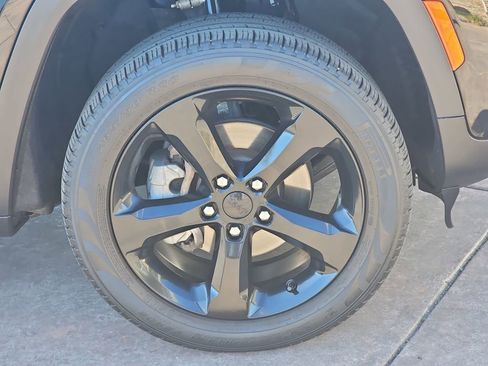 Used 2023 Jeep Grand Cherokee Limited w/ Black Appearance Package image 40