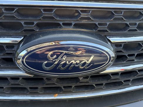 Used 2022 Ford Explorer XLT w/ Equipment Group 202A image 4