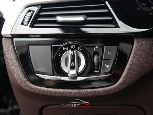 Used 2021 BMW M550i xDrive w/ Premium Package image 39