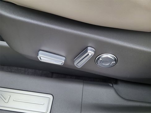 Certified 2025 Lincoln Nautilus Premier image 17