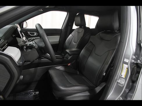 Used 2023 Jeep Compass Limited AWD/4WD image 5