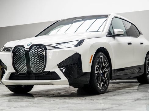 Used 2022 BMW iX xDrive50 w/ Sport Package image 9