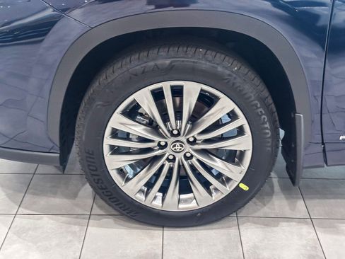 New 2026 Toyota Highlander Platinum image 11